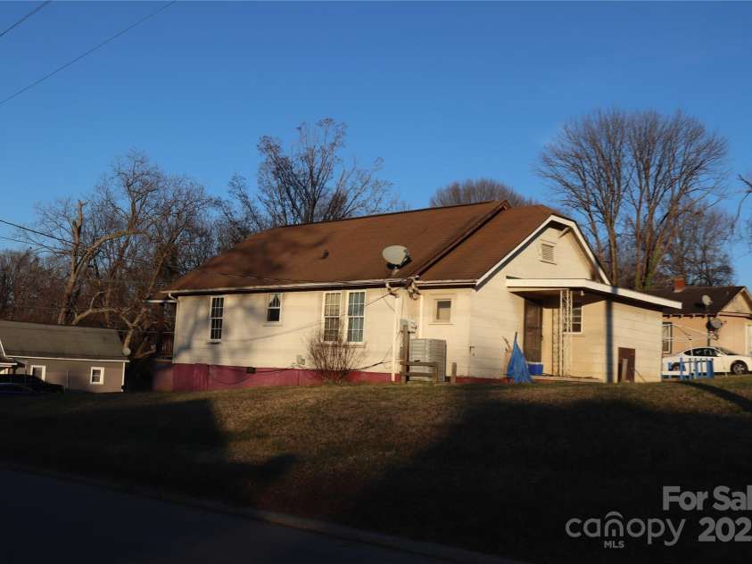 2028 Kennedy Drive, Statesville, NC 28677.  MLS# CAR4332721, YatesRealty ID 1822. 619 Durham Ave.