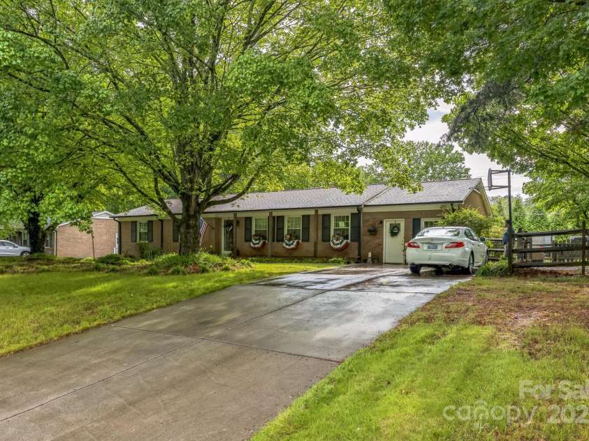 1005 Fieldstone Road, Mooresville, NC 28115.  MLS# CAR4266975, YatesRealty ID 18220. 