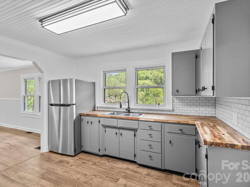 88 Mingus Cove Road, Canton, NC 28716.  MLS# CAR4374984, YatesRealty ID 18220. 