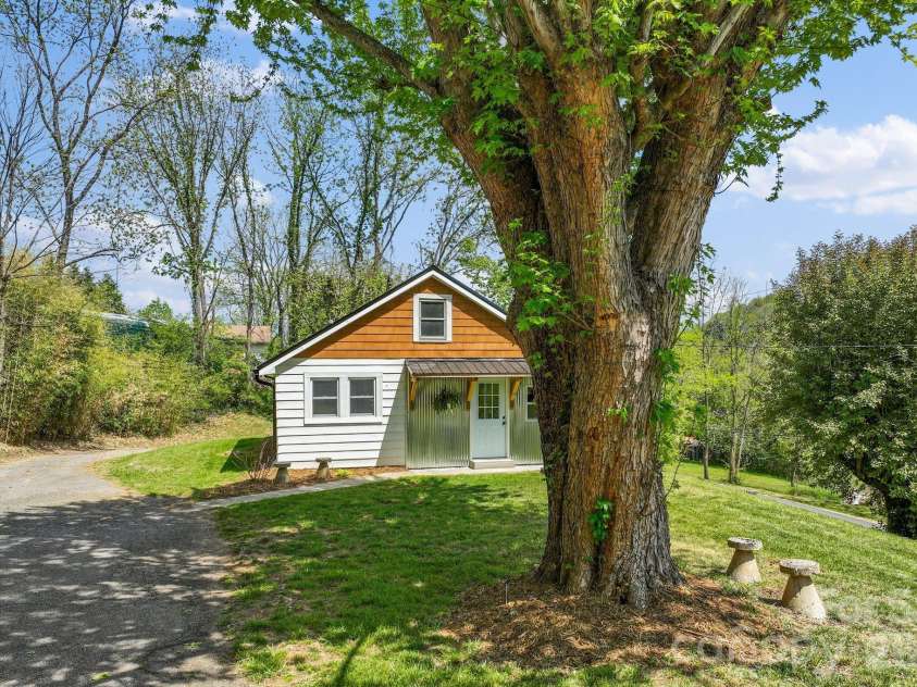 88 Mingus Cove Road, Canton, NC 28716.  MLS# CAR4374984, YatesRealty ID 18220. 
