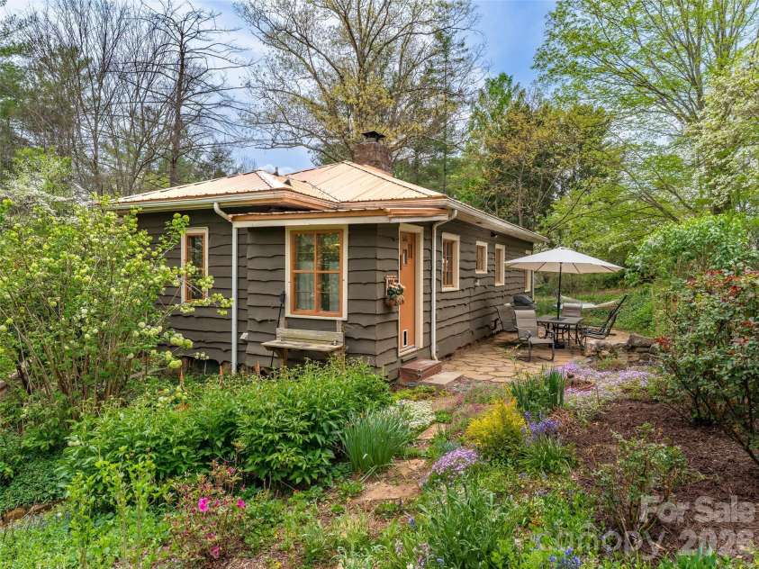 686 New Haw Creek Road, Asheville, NC 28805.  MLS# CAR4370568, YatesRealty ID 18221. 