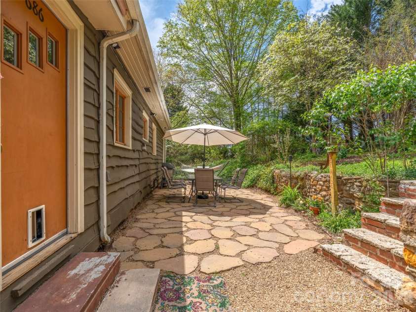 686 New Haw Creek Road, Asheville, NC 28805.  MLS# CAR4370568, YatesRealty ID 18221. 