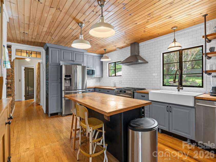 686 New Haw Creek Road, Asheville, NC 28805.  MLS# CAR4370568, YatesRealty ID 18221. 