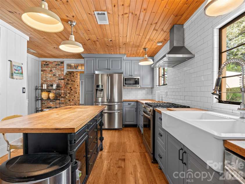 686 New Haw Creek Road, Asheville, NC 28805.  MLS# CAR4370568, YatesRealty ID 18221. 