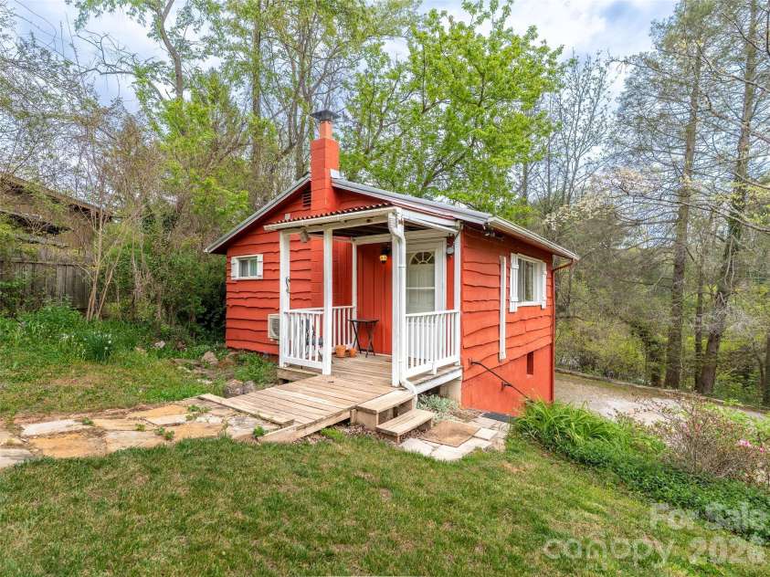 686 New Haw Creek Road, Asheville, NC 28805.  MLS# CAR4370568, YatesRealty ID 18221. 