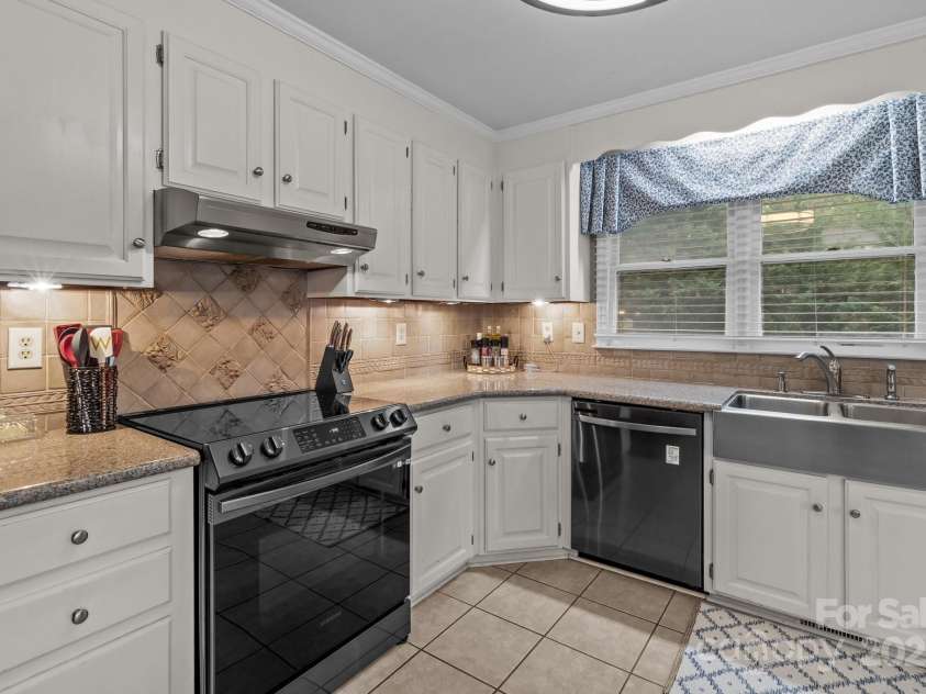 16421 Breckshire Drive, Huntersville, NC 28078.  MLS# CAR4239388, YatesRealty ID 18222. 