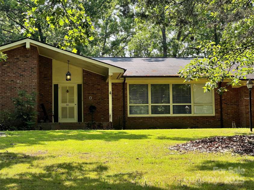 541 Greenway Street, Davidson, NC 28036.  MLS# CAR4264185, YatesRealty ID 18223. 4 BR, 2 Bath Ranch on .536 acres in Davidson