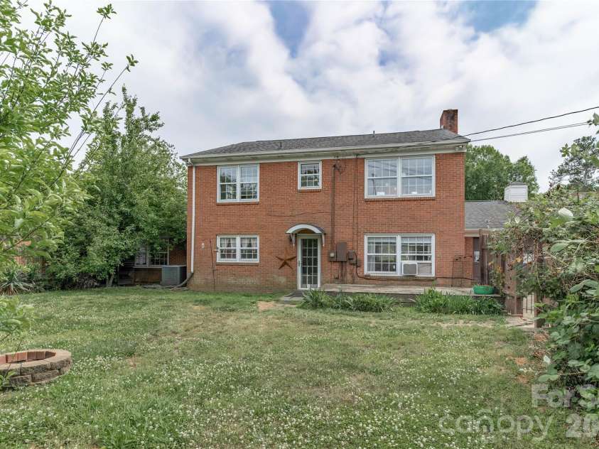 2200 Armstrong Park Drive, Gastonia, NC 28054.  MLS# CAR4363473, YatesRealty ID 18225. 