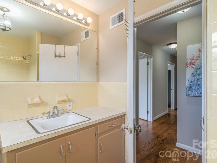 2200 Armstrong Park Drive, Gastonia, NC 28054.  MLS# CAR4363473, YatesRealty ID 18225. Full Bathroom