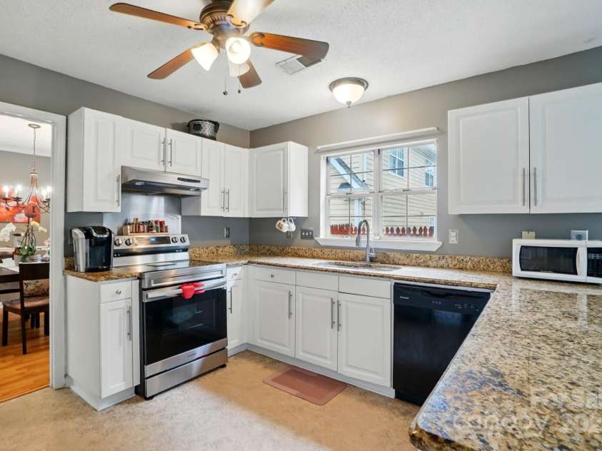 6717 Bickham Lane, Charlotte, NC 28269.  MLS# CAR4257776, YatesRealty ID 18226. Kitchen