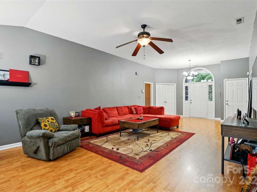 6717 Bickham Lane, Charlotte, NC 28269.  MLS# CAR4257776, YatesRealty ID 18226. Livingroom
