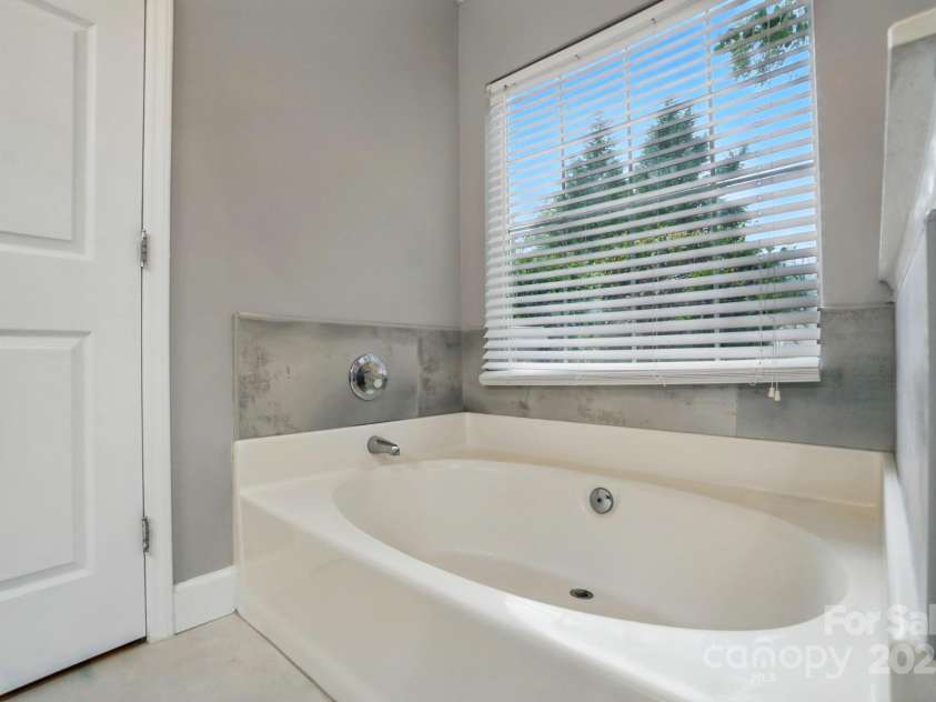6717 Bickham Lane, Charlotte, NC 28269.  MLS# CAR4257776, YatesRealty ID 18226. Master bath