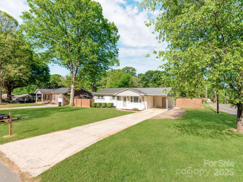 4303 Greenhaven Lane, Gastonia, NC 28056.  MLS# CAR4244474, YatesRealty ID 18228. 