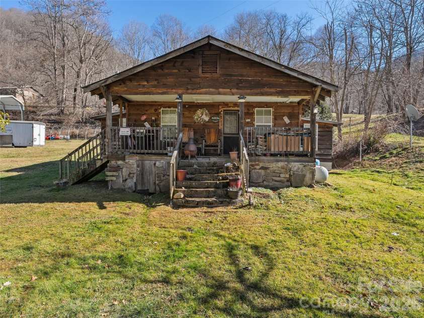 186 Creekmont Drive, Clyde, NC 28721.  MLS# CAR4347080, YatesRealty ID 1823. 