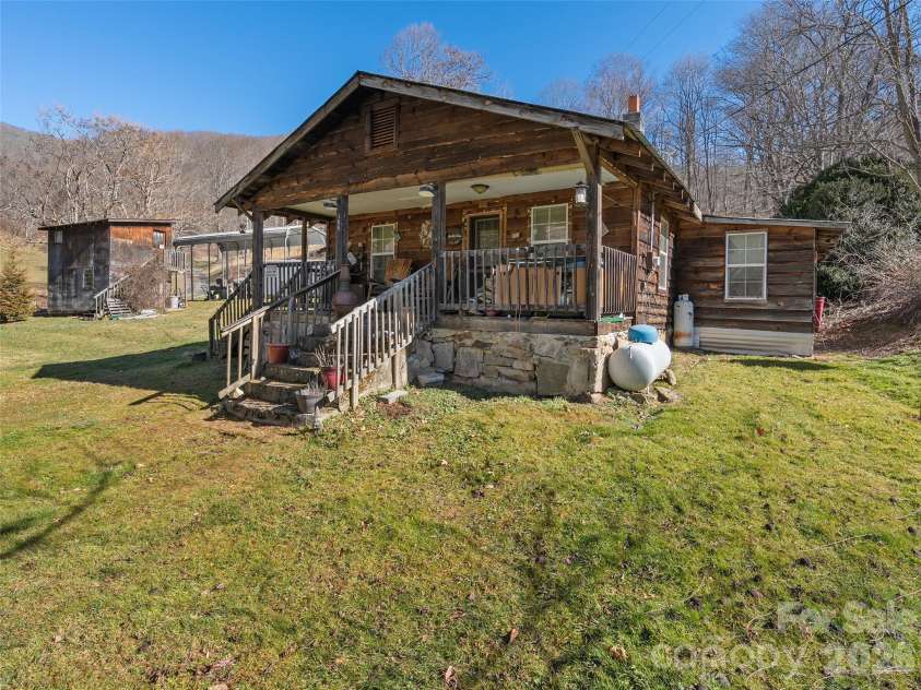 186 Creekmont Drive, Clyde, NC 28721.  MLS# CAR4347080, YatesRealty ID 1823. 