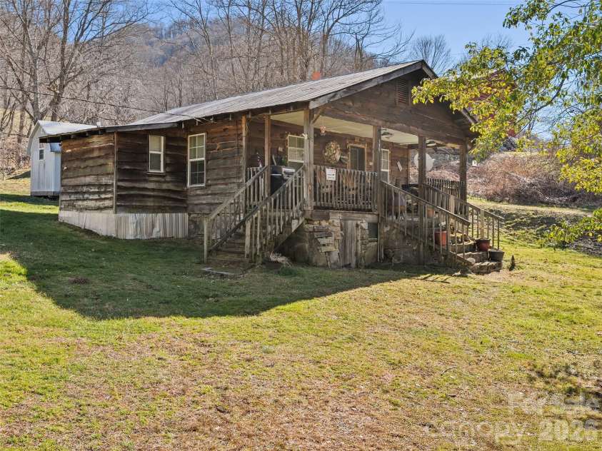 186 Creekmont Drive, Clyde, NC 28721.  MLS# CAR4347080, YatesRealty ID 1823. 