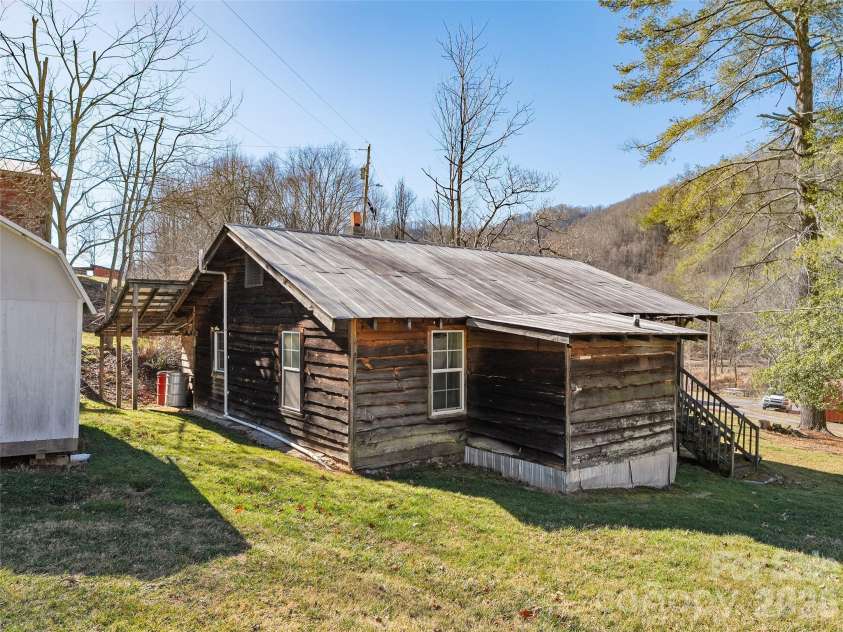 186 Creekmont Drive, Clyde, NC 28721.  MLS# CAR4347080, YatesRealty ID 1823. 