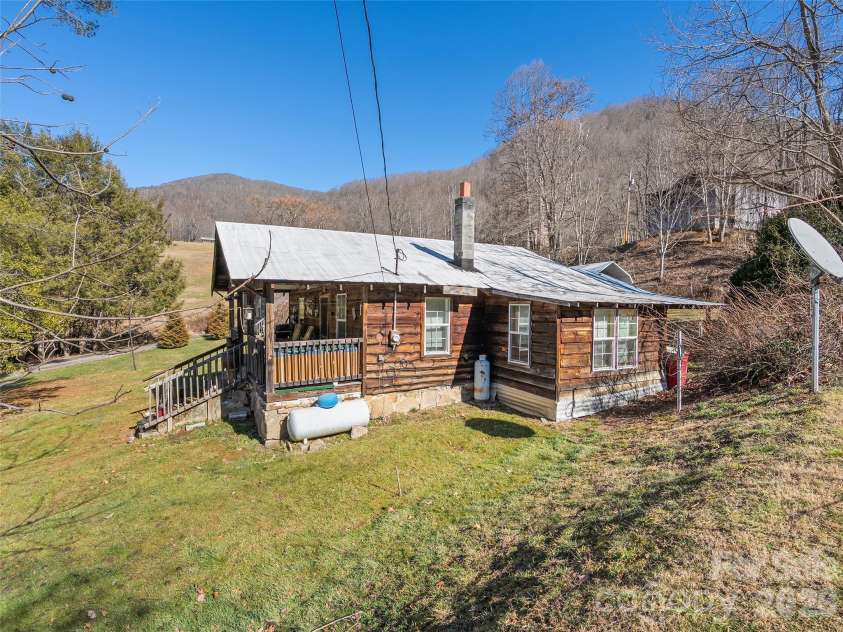 186 Creekmont Drive, Clyde, NC 28721.  MLS# CAR4347080, YatesRealty ID 1823. 
