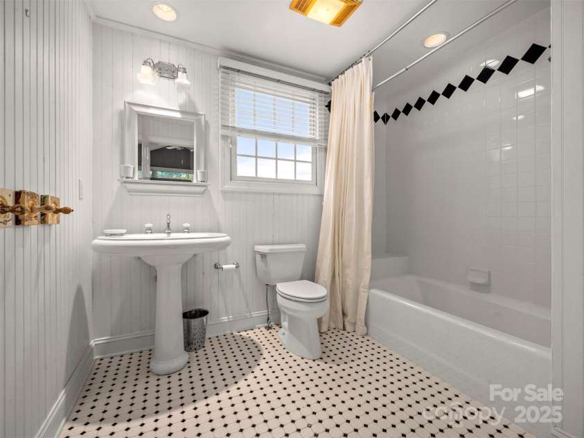 21 Wild Flower Hollow, Hendersonville, NC 28739.  MLS# CAR4321049, YatesRealty ID 1823. 