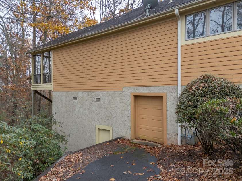 21 Wild Flower Hollow, Hendersonville, NC 28739.  MLS# CAR4321049, YatesRealty ID 1823. 