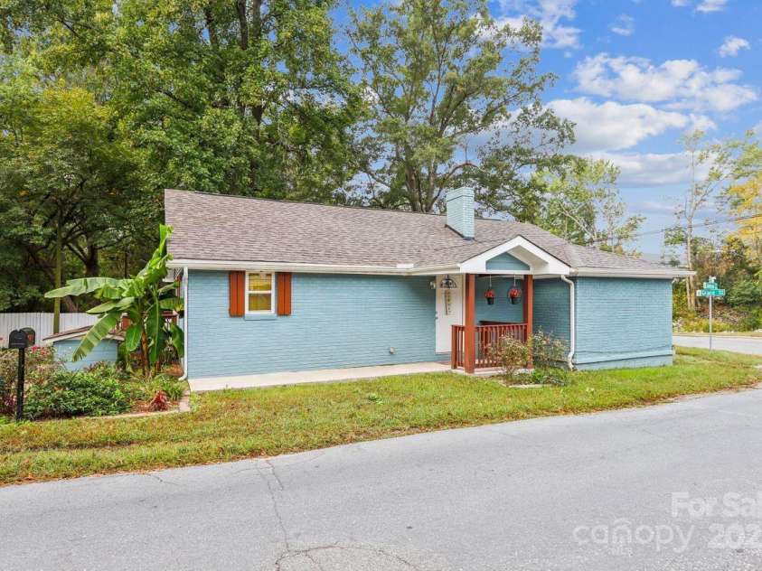 712 Grace Avenue, Kannapolis, NC 28083.  MLS# CAR4252266, YatesRealty ID 18233. Minutes to Downtown Kannapolis, the Ballpark, Hwys, restaurants, and more!