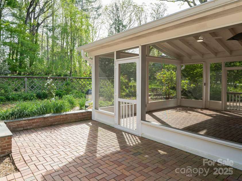 10 Stuyvesant Road, Asheville, NC 28803.  MLS# CAR4250988, YatesRealty ID 18234. 