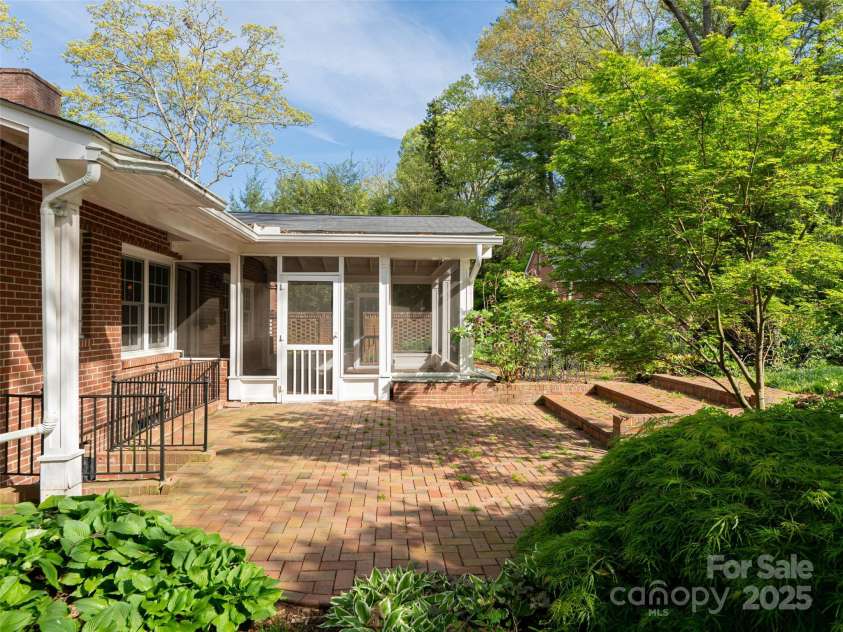 10 Stuyvesant Road, Asheville, NC 28803.  MLS# CAR4250988, YatesRealty ID 18234. 