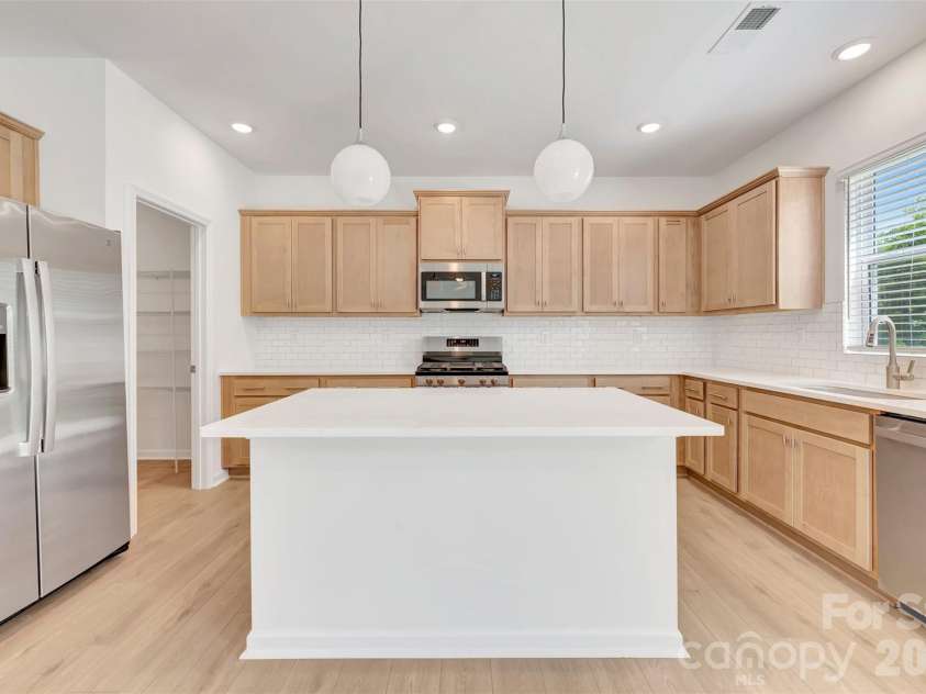 1719 Boulder Ridge Drive, Gastonia, NC 28052.  MLS# CAR4346176, YatesRealty ID 18235. Kitchen