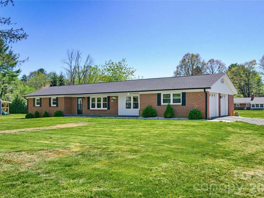 279 Garden Lane, Canton, NC 28716.  MLS# CAR4365591, YatesRealty ID 18237. 