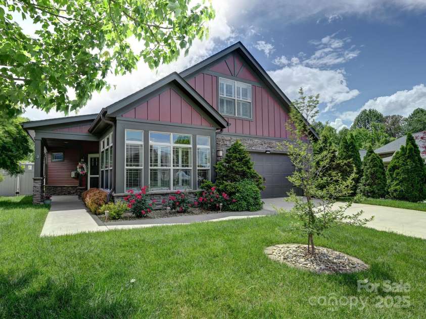 560 Summerfield Place, Flat Rock, NC 28731.  MLS# CAR4262999, YatesRealty ID 18237. 
