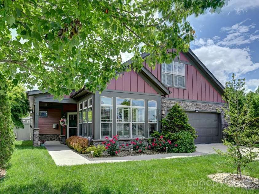 560 Summerfield Place, Flat Rock, NC 28731.  MLS# CAR4262999, YatesRealty ID 18237. 