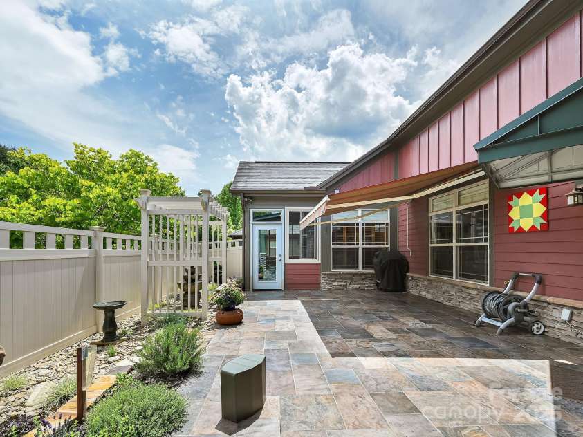 560 Summerfield Place, Flat Rock, NC 28731.  MLS# CAR4262999, YatesRealty ID 18237. 