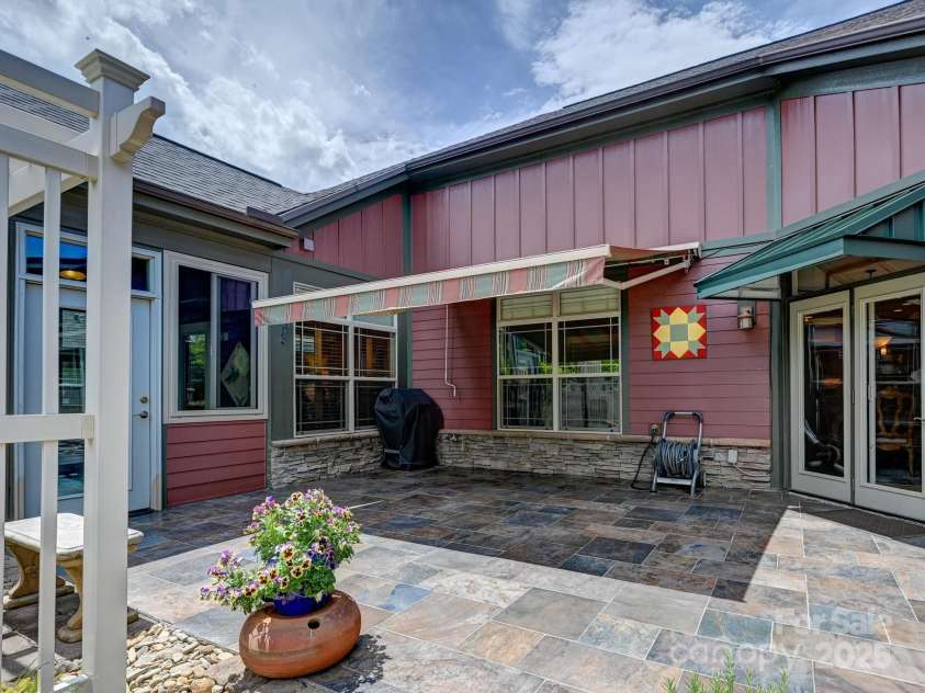 560 Summerfield Place, Flat Rock, NC 28731.  MLS# CAR4262999, YatesRealty ID 18237. 