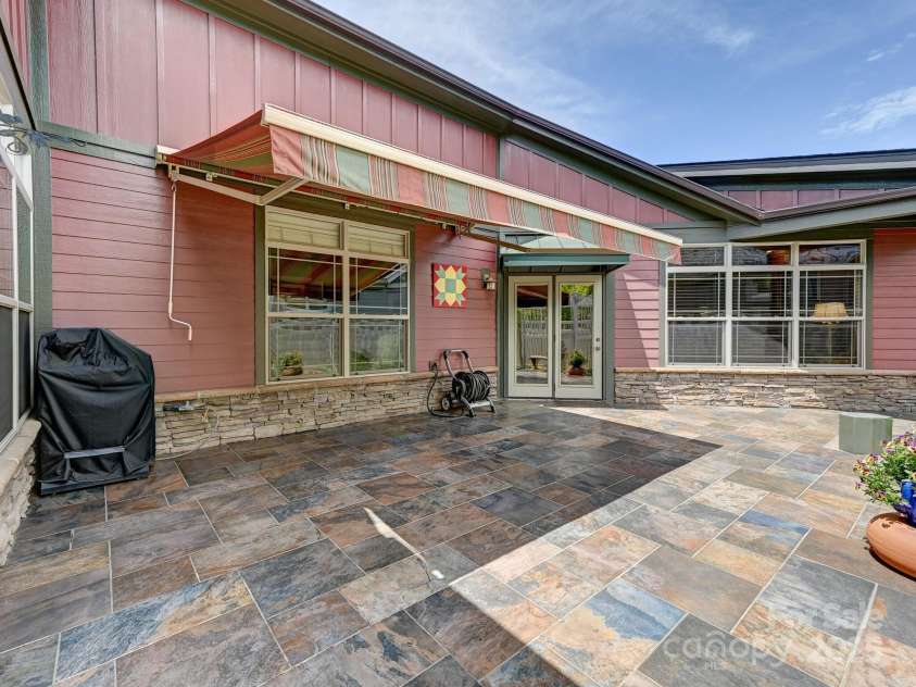 560 Summerfield Place, Flat Rock, NC 28731.  MLS# CAR4262999, YatesRealty ID 18237. 