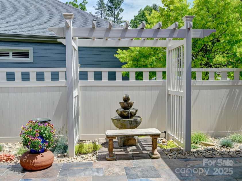 560 Summerfield Place, Flat Rock, NC 28731.  MLS# CAR4262999, YatesRealty ID 18237. 