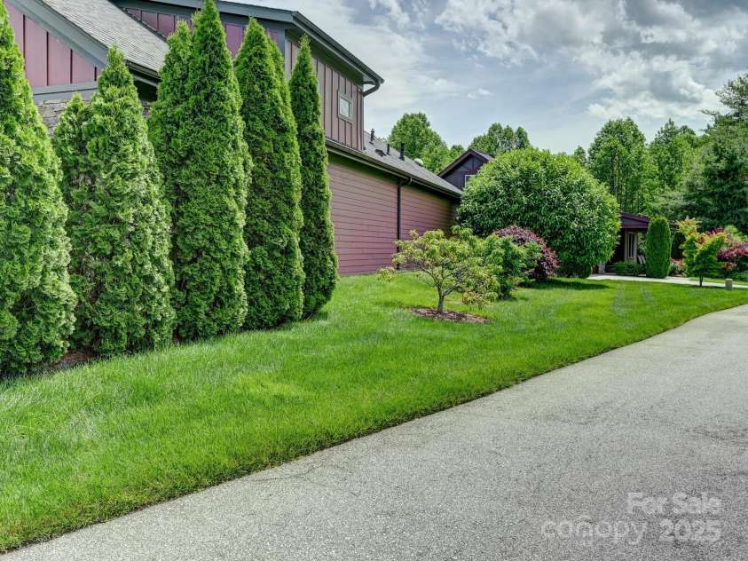 560 Summerfield Place, Flat Rock, NC 28731.  MLS# CAR4262999, YatesRealty ID 18237. 