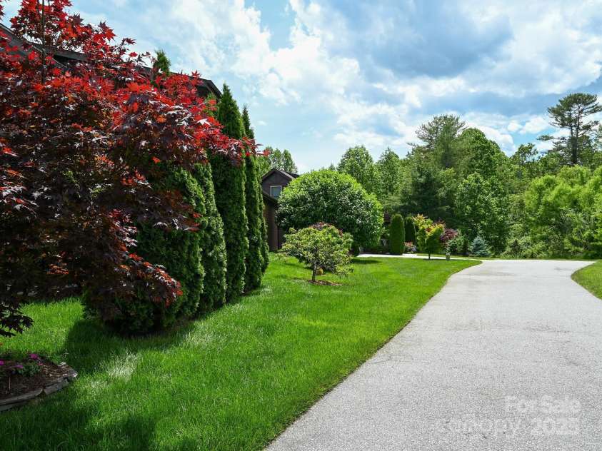 560 Summerfield Place, Flat Rock, NC 28731.  MLS# CAR4262999, YatesRealty ID 18237. 