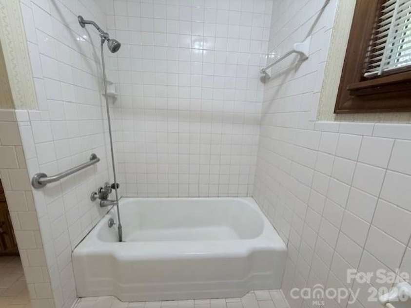 611 Westover Street, Gastonia, NC 28054.  MLS# CAR4371721, YatesRealty ID 18239. 