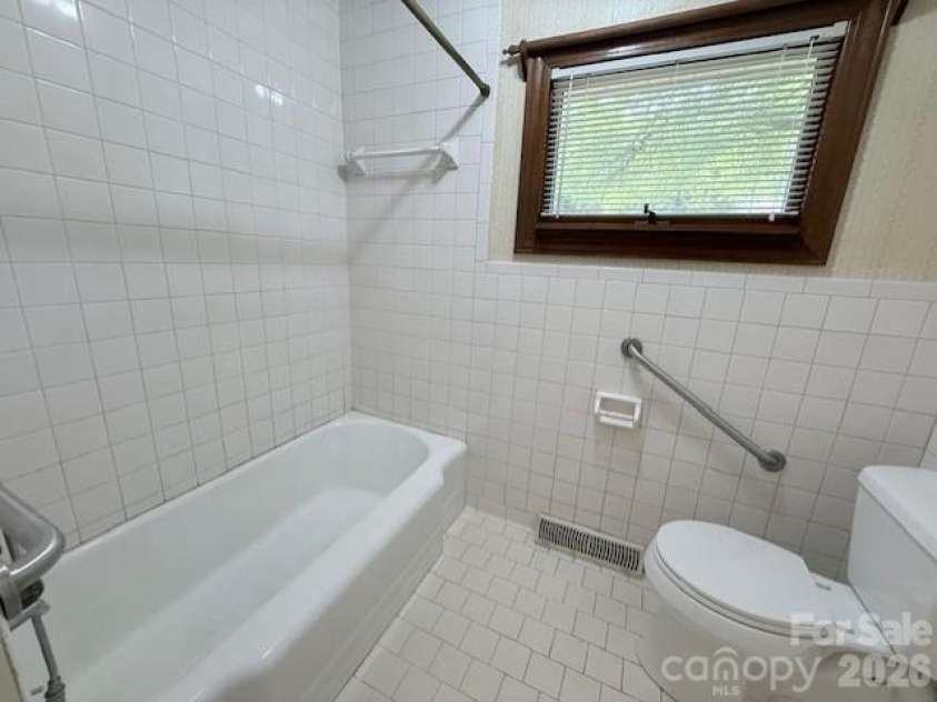 611 Westover Street, Gastonia, NC 28054.  MLS# CAR4371721, YatesRealty ID 18239. 