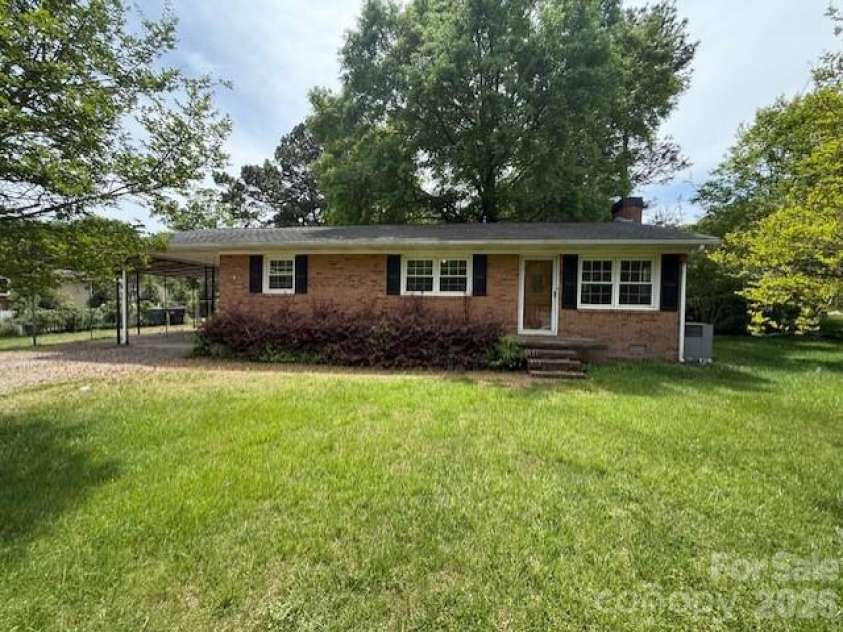 611 Westover Street, Gastonia, NC 28054.  MLS# CAR4371721, YatesRealty ID 18239. 