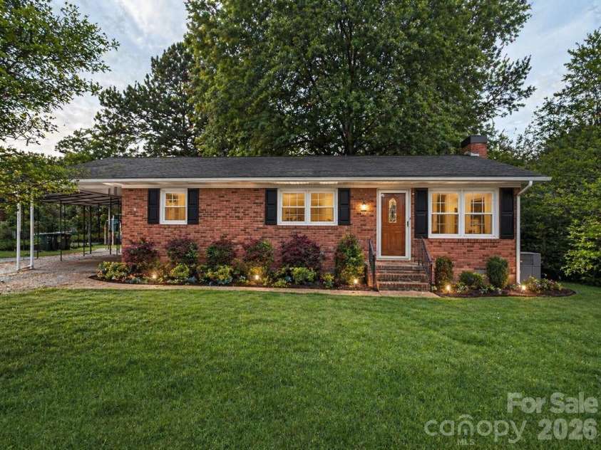 611 Westover Street, Gastonia, NC 28054.  MLS# CAR4371721, YatesRealty ID 18239. 