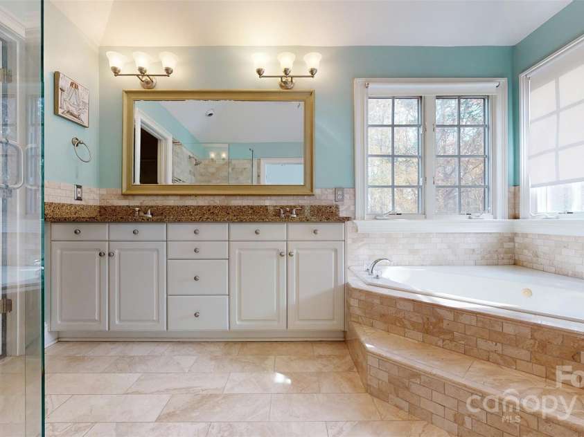 3714 Radbourne Boulevard, Charlotte, NC 28269.  MLS# CAR4195925, YatesRealty ID 1824. Primary bedroom's en suite bathroom