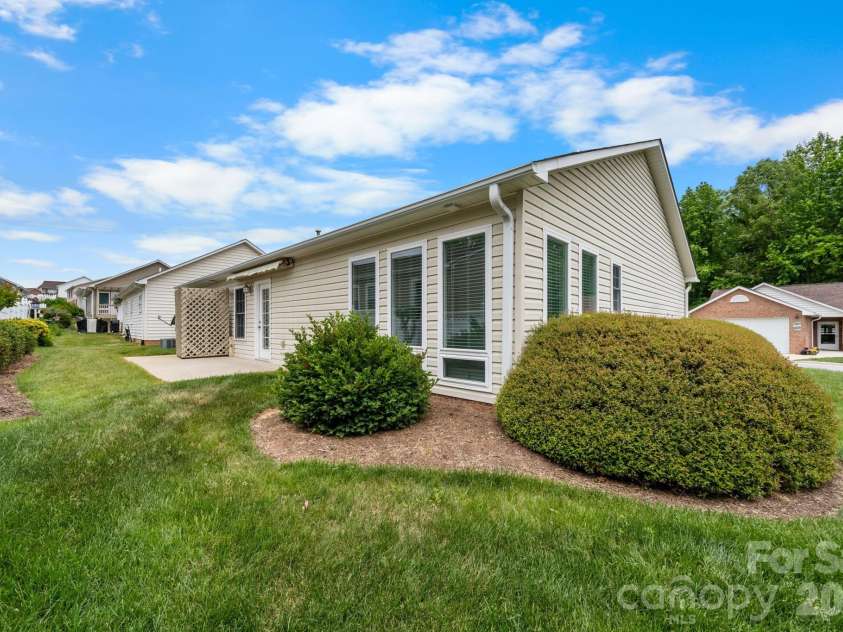 1268 Wexford Village Circle, Lenoir, NC 28645.  MLS# CAR4377541, YatesRealty ID 18240. 