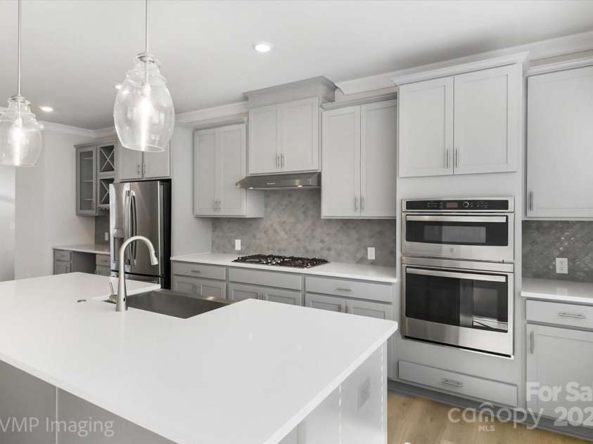 6027 Towering Oaks Drive, Charlotte, NC 28205.  MLS# CAR4298053, YatesRealty ID 18240. Kitchen