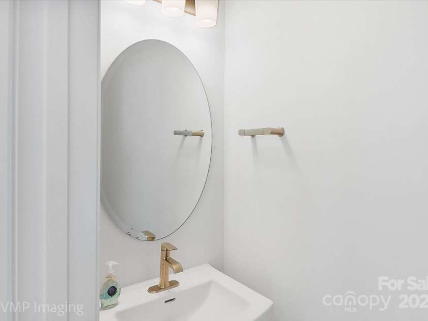 6027 Towering Oaks Drive, Charlotte, NC 28205.  MLS# CAR4298053, YatesRealty ID 18240. Main level 1/2 bath