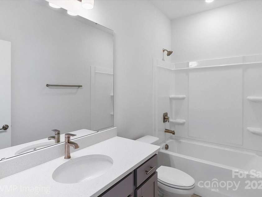 6027 Towering Oaks Drive, Charlotte, NC 28205.  MLS# CAR4298053, YatesRealty ID 18240. Upstairs full bath