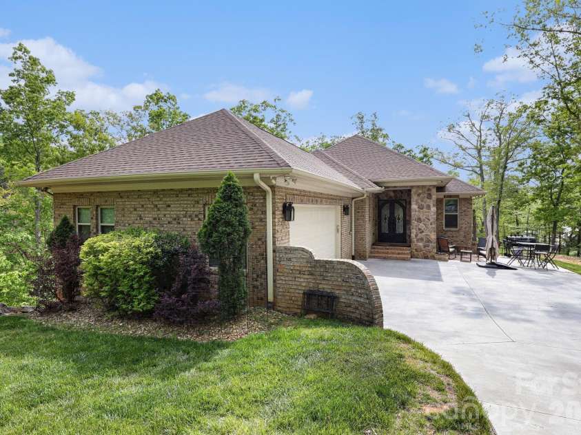 1629 Healing Springs Drive, Denton, NC 27239.  MLS# CAR4362810, YatesRealty ID 18242. 