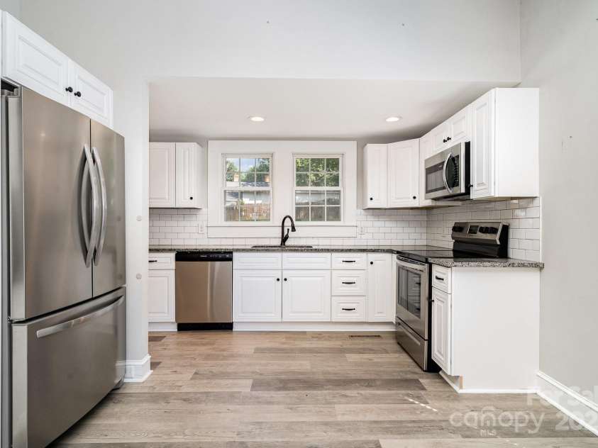 330 Central Avenue, Kannapolis, NC 28081.  MLS# CAR4264316, YatesRealty ID 18242. 