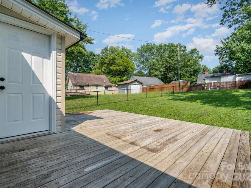 330 Central Avenue, Kannapolis, NC 28081.  MLS# CAR4264316, YatesRealty ID 18242. 