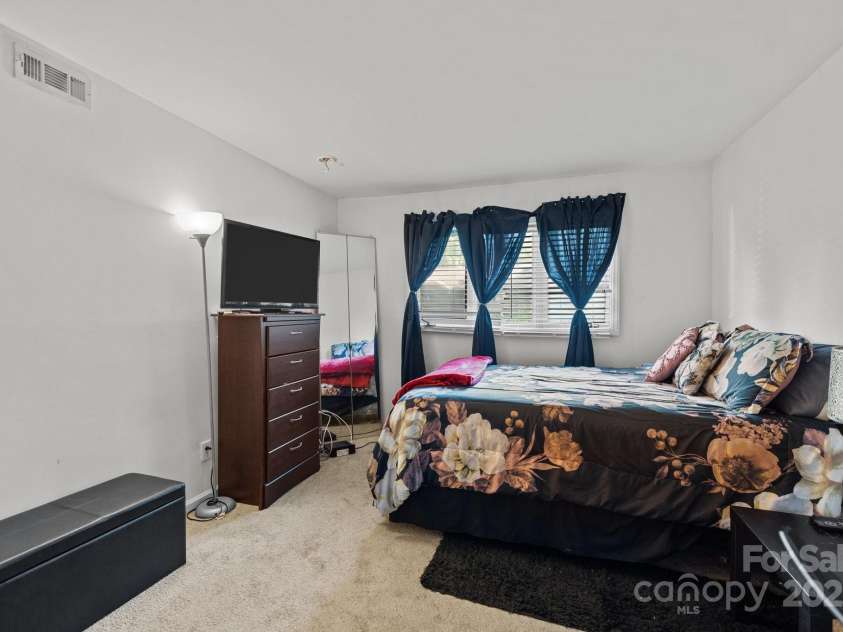 1832 J Julian Lane, Charlotte, NC 28208.  MLS# CAR4253201, YatesRealty ID 18243. 